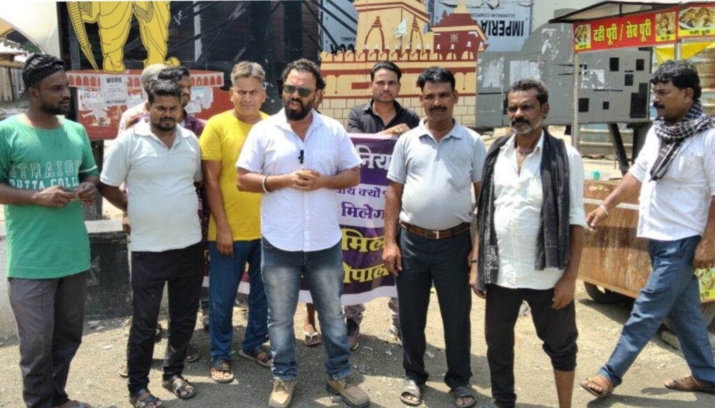 बहादरपुर सूत मिल के 56 करोड़ रुपये बकाया भुगतान की मांग को लेकर भोपाल में मजदूरों का प्रदर्शन, मंत्रालय को सौंपा ज्ञापन 2 बहादरपुर सूत मिल के 56 करोड़ रुपये बकाया भुगतान की मांग को लेकर भोपाल में मजदूरों का प्रदर्शन, मंत्रालय को सौंपा ज्ञापन | New India Times