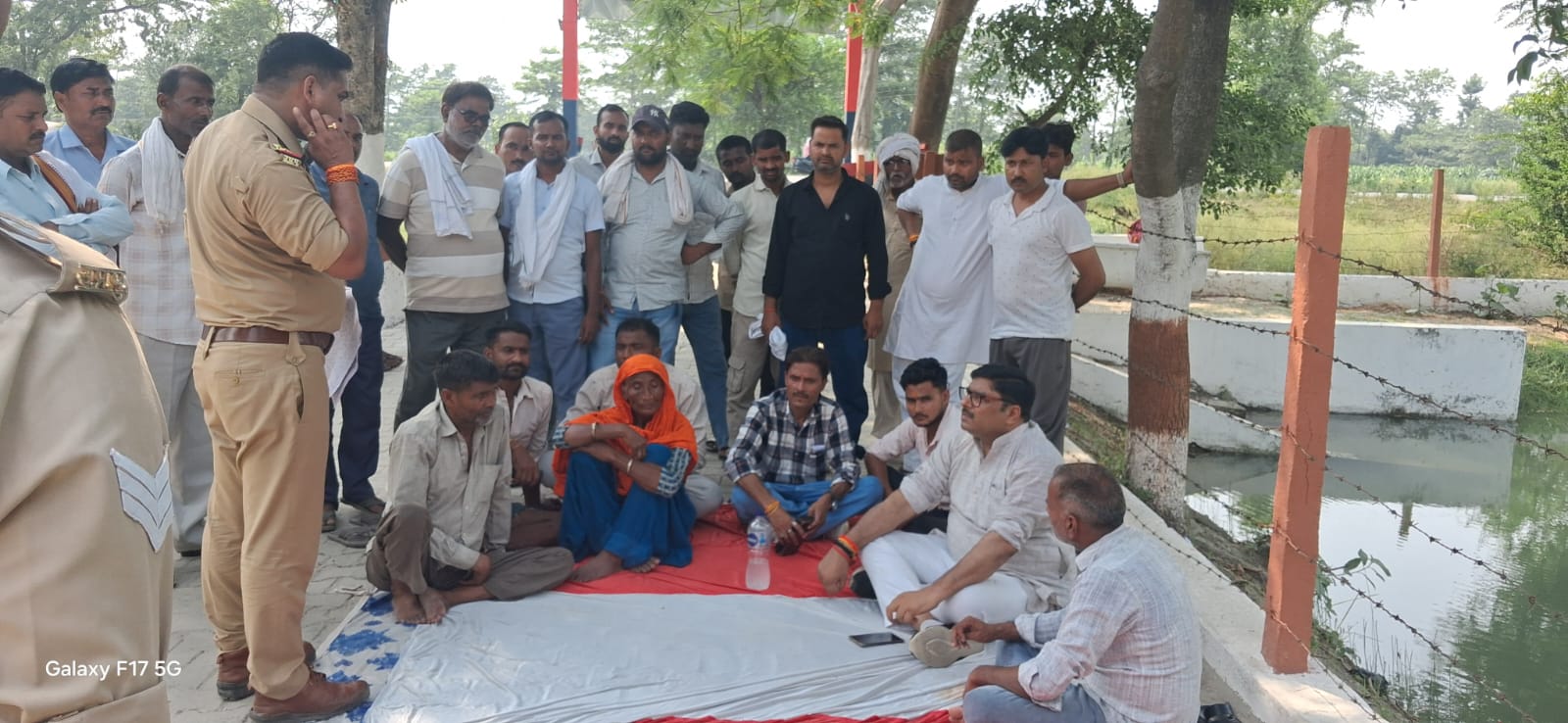 एक्सीडेंट केस की विवेचना में बाइक बदलने का आरोप, दरोगा के खिलाफ थाने में धरना 1 एक्सीडेंट केस की विवेचना में बाइक बदलने का आरोप, दरोगा के खिलाफ थाने में धरना | New India Times