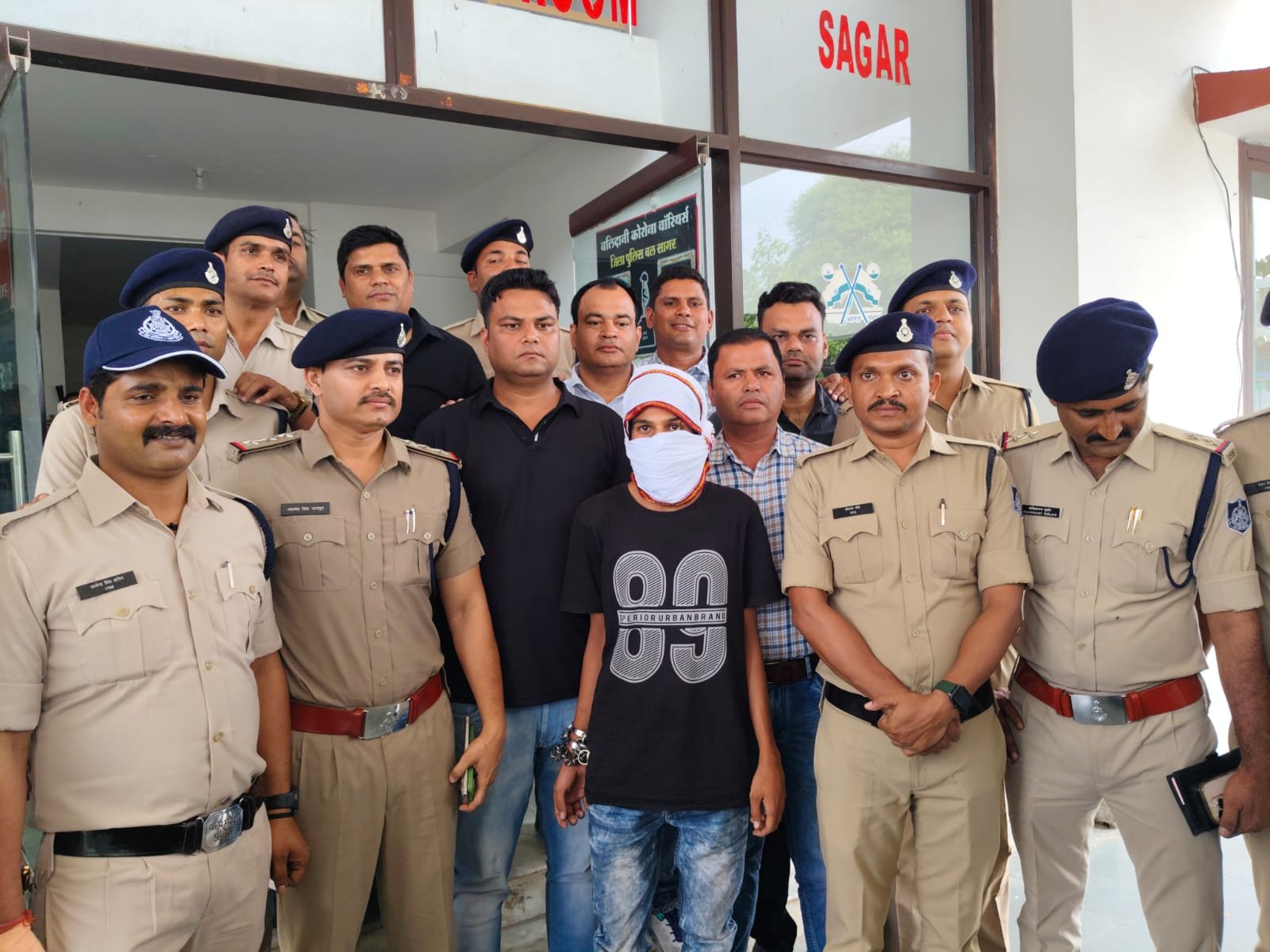 मयंक साहू हत्याकांड का मुख्य आरोपी यश सोनी उर्फ़ चूहा ललितपुर से हथियार के साथ हुआ गिरफ्तार 1 मयंक साहू हत्याकांड का मुख्य आरोपी यश सोनी उर्फ़ चूहा ललितपुर से हथियार के साथ हुआ गिरफ्तार | New India Times