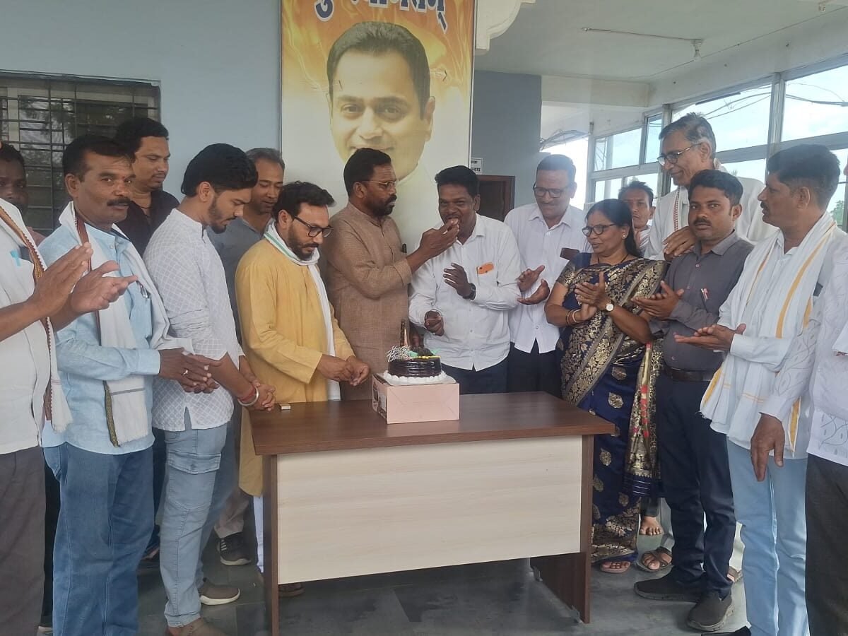 कांग्रेस कार्यकर्ताओं ने हर्षोल्लास से मनाया नकुलनाथ का जन्मदिन