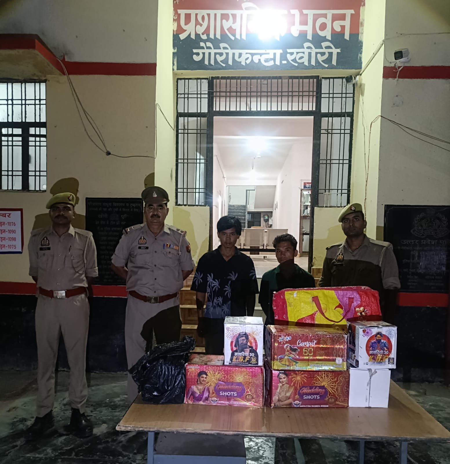 गौरीफंटा पुलिस की बड़ी कार्रवाई: भारी मात्रा में अवैध पटाखों के साथ नेपाल के दो तस्कर गिरफ्तार | New India Times