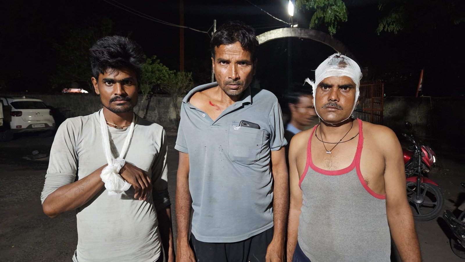 सेंधवारा में तालाब निर्माण कार्य के दौरान हमला, तीन कर्मचारी घायल 1 सेंधवारा में तालाब निर्माण कार्य के दौरान हमला, तीन कर्मचारी घायल | New India Times