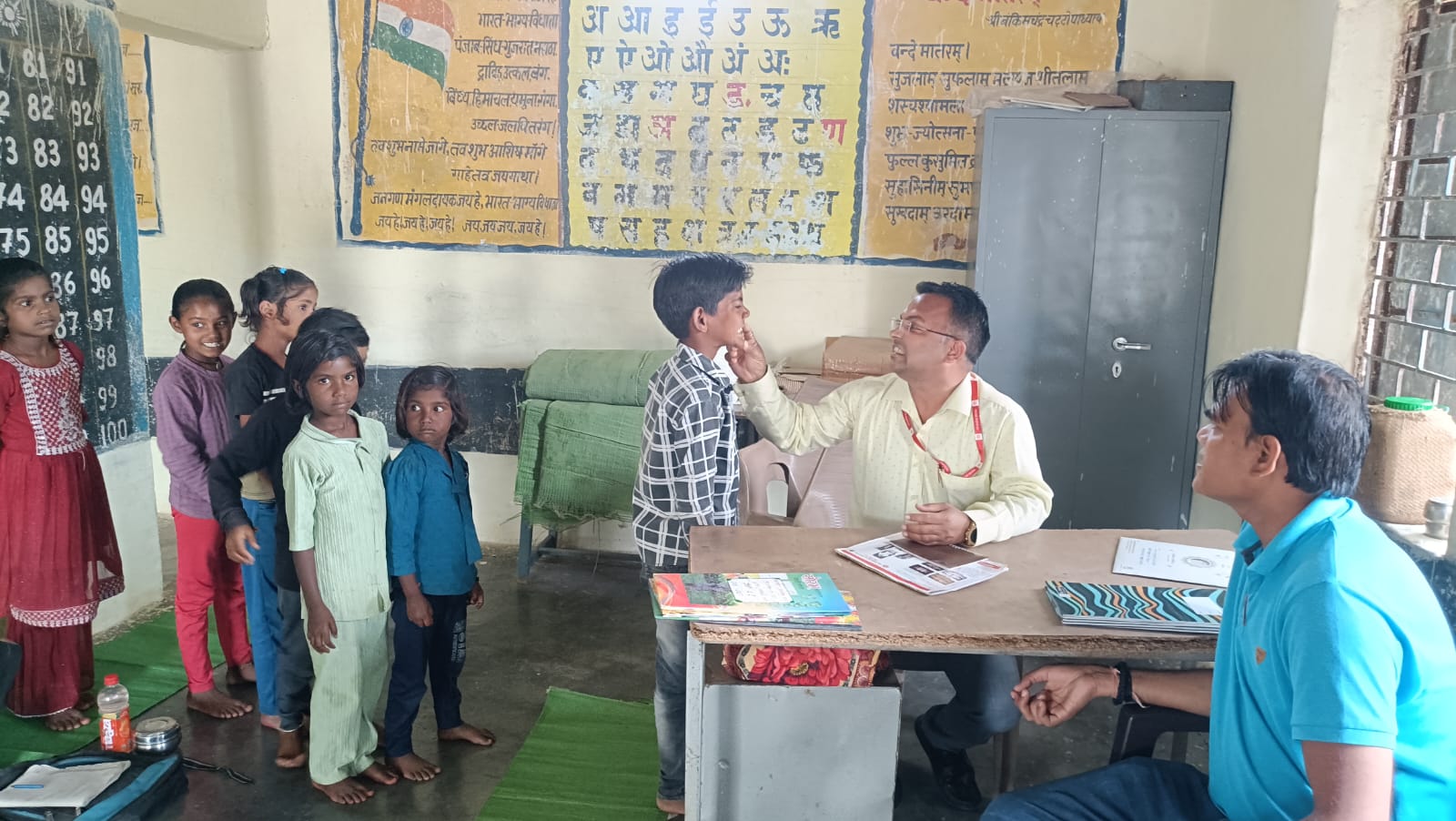 बेगमगंज के स्कूलों में फ्लोरोसिस स्वास्थ्य परीक्षण शिविर, कई बच्चों में डेंटल फ्लोरोसिस के मिले संभावित लक्षण 1 बेगमगंज के स्कूलों में फ्लोरोसिस स्वास्थ्य परीक्षण शिविर, कई बच्चों में डेंटल फ्लोरोसिस के मिले संभावित लक्षण | New India Times