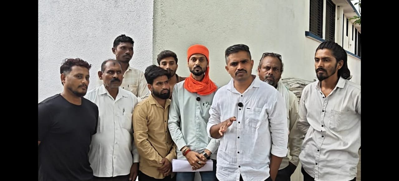 सिंघम की स्टाइल में सार्वजनिक रूप से पिटाई के आरोप में घिरे पारवा थाना प्रभारी, एसपी ने मांगा जवाब 1 सिंघम की स्टाइल में सार्वजनिक रूप से पिटाई के आरोप में घिरे पारवा थाना प्रभारी, एसपी ने मांगा जवाब | New India Times