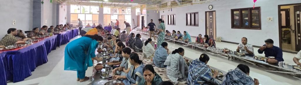 थांदला में संत-सतियों का मंगल प्रवेश, सास ने तपस्वियों के पारणे कराकर मनाई बेटा-बहू की वैवाहिक वर्षगांठ 4 थांदला में संत-सतियों का मंगल प्रवेश, सास ने तपस्वियों के पारणे कराकर मनाई बेटा-बहू की वैवाहिक वर्षगांठ | New India Times