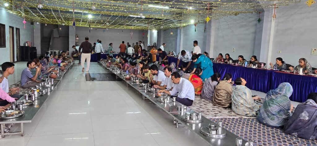 थांदला में संत-सतियों का मंगल प्रवेश, सास ने तपस्वियों के पारणे कराकर मनाई बेटा-बहू की वैवाहिक वर्षगांठ 3 थांदला में संत-सतियों का मंगल प्रवेश, सास ने तपस्वियों के पारणे कराकर मनाई बेटा-बहू की वैवाहिक वर्षगांठ | New India Times