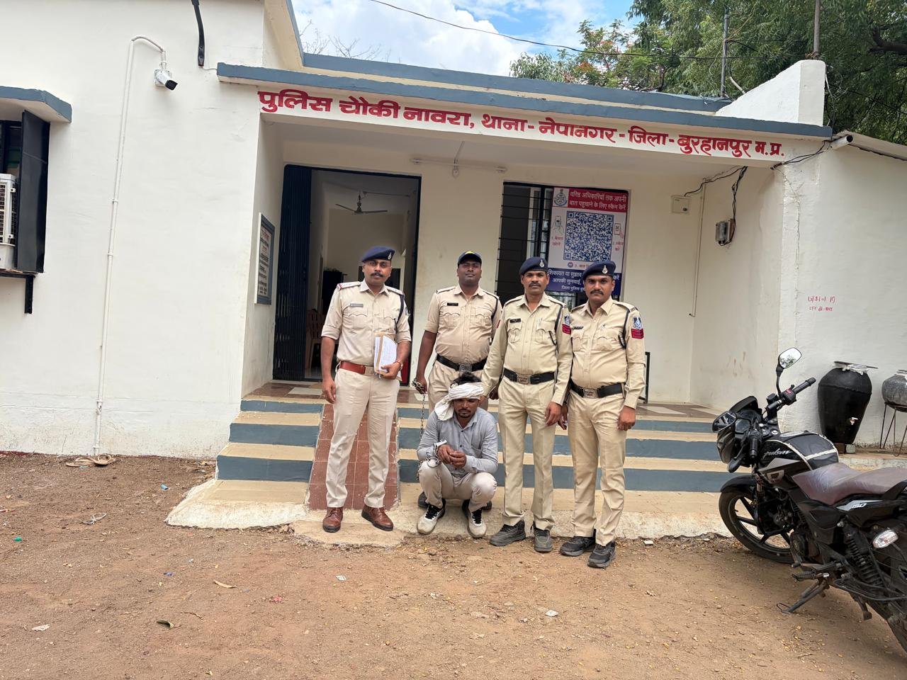 शासकीय कार्य में बाधा एवं कर्मचारियों को धमकाने वाले फरार आरोपी को नेपानगर पुलिस ने महाराष्ट्र से किया गिरफ़्तार | New India Times