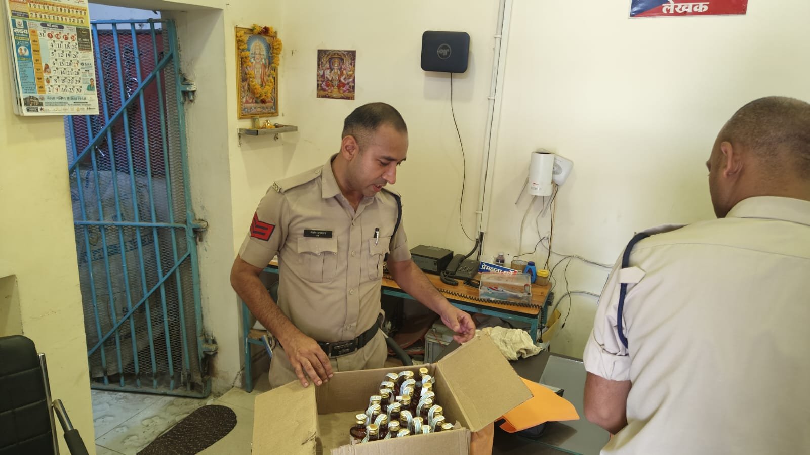 हनोतिया में अवैध शराब पर पुलिस की कार्रवाई, महिला तस्कर के कब्जे से 100 पाव देसी शराब बरामद | New India Times