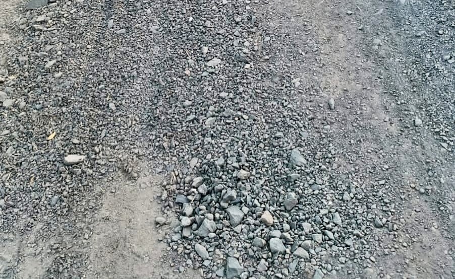 अधूरे सड़क निर्माण से बढ़ी परेशानी: तेलीबट मार्ग पर राहगीर चोटिल, गर्भवती महिलाओं और मरीजों की मुश्किलें बढ़ीं | New India Times