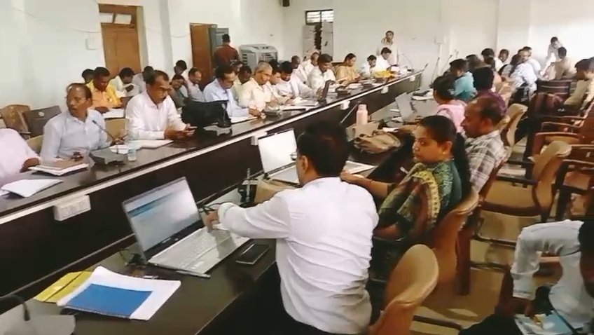 जनपद पंचायत जुन्नारदेव में सचिवों की समीक्षा बैठक, योजनाओं के प्रभावी क्रियान्वयन के दिए निर्देश; लापरवाही पर होगी कार्रवाई | New India Times
