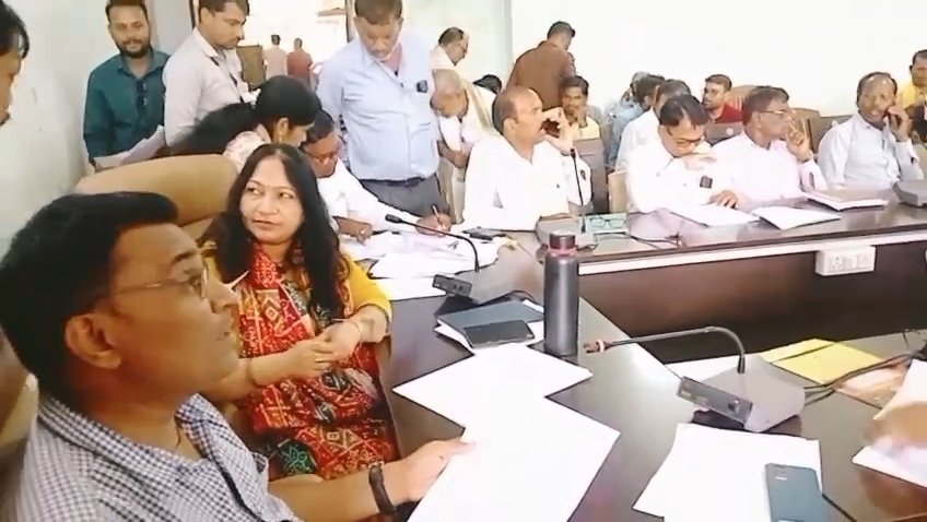 जनपद पंचायत जुन्नारदेव में सचिवों की समीक्षा बैठक, योजनाओं के प्रभावी क्रियान्वयन के दिए निर्देश; लापरवाही पर होगी कार्रवाई | New India Times