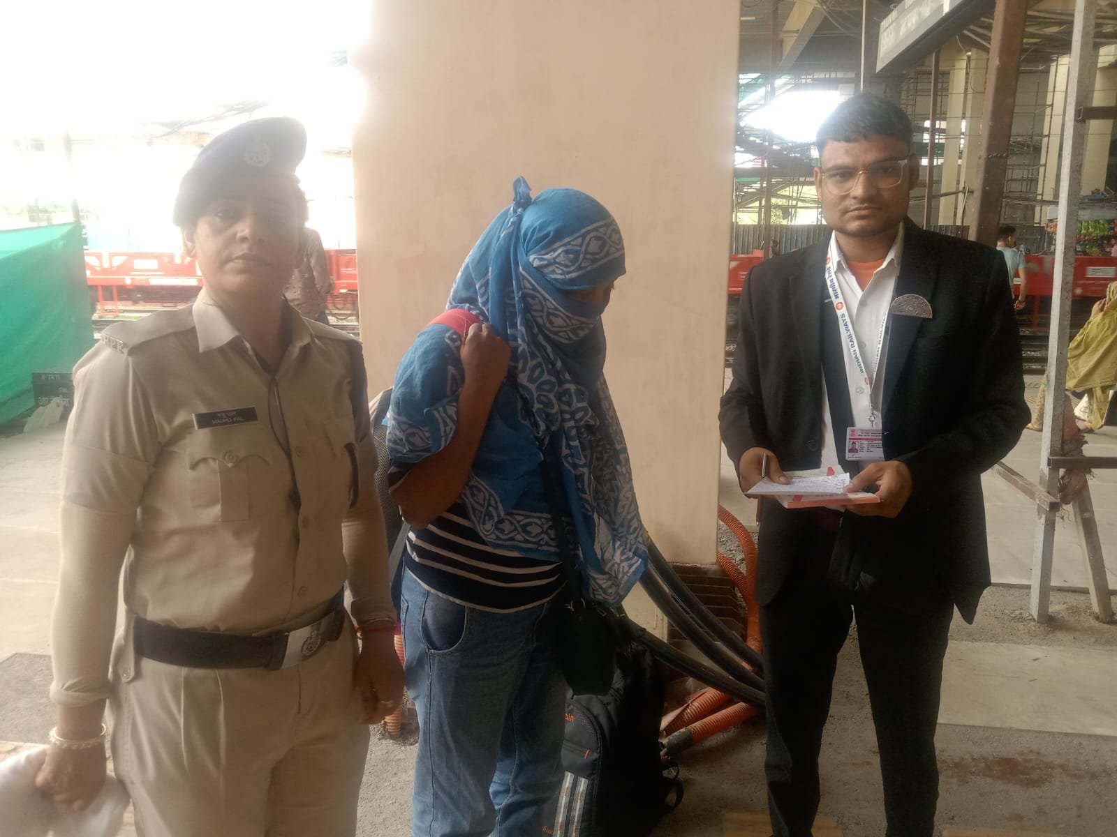 टीटीई की सतर्कता से घर से भागी महिला को सुरक्षित किया गया परिजनों को सुपुर्द | New India Times