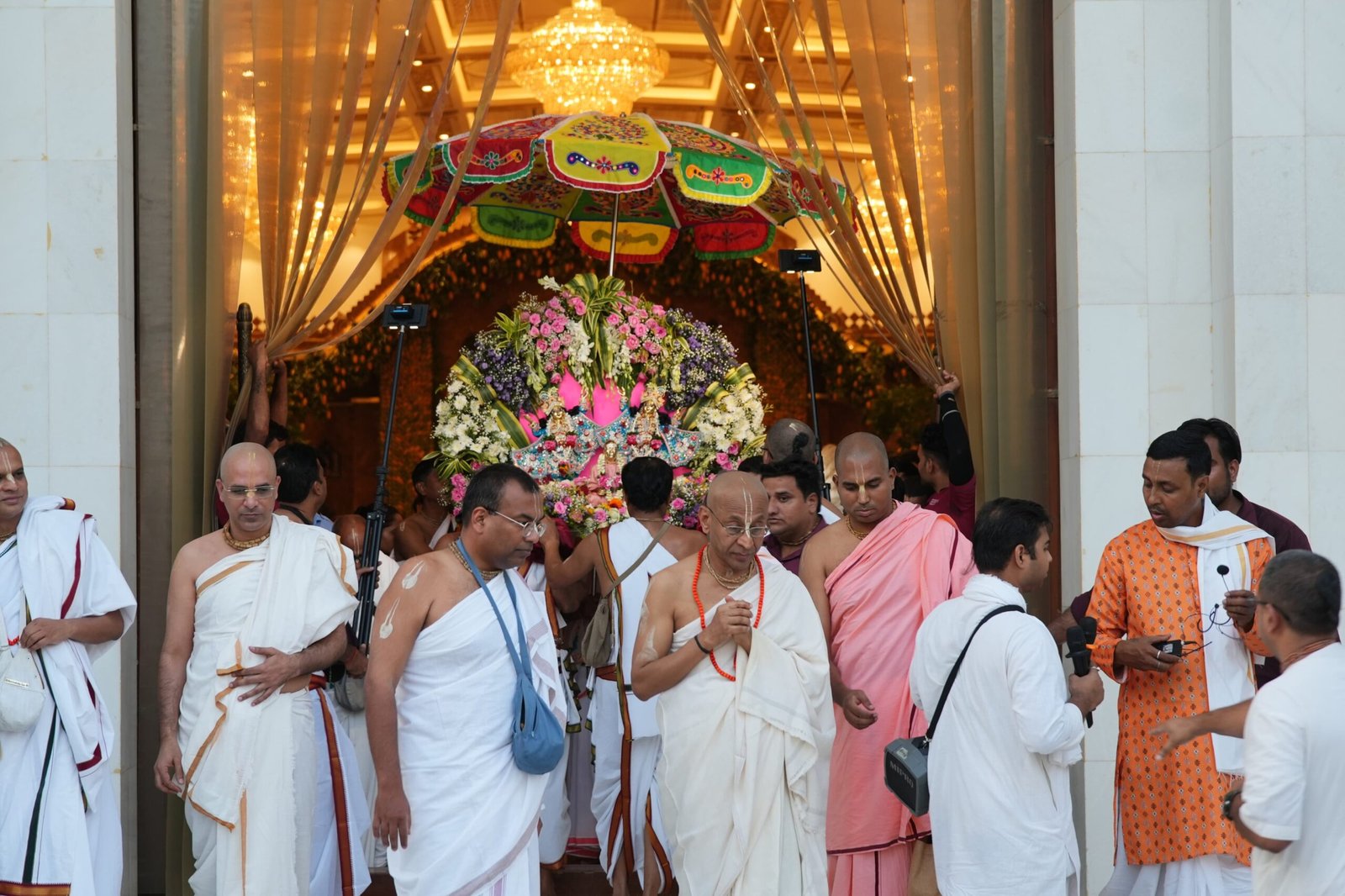चंद्रोदय मंदिर में पानीहाटी दही-चिउड़ा महोत्सव: नौका विहार में उमड़ा श्रद्धा का सागर, पुष्प वर्षा से गूंजा भक्तिभाव | New India Times