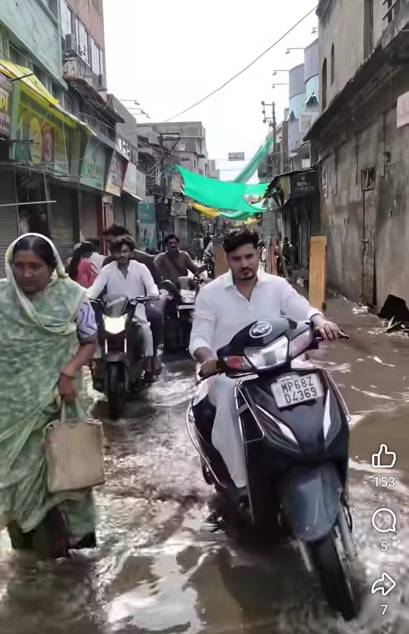 बारिश ने खोली विकास की पोल, जलभराव पर नगर निगम से जवाब मांग रहे पार्षद प्रतिनिधि | New India Times
