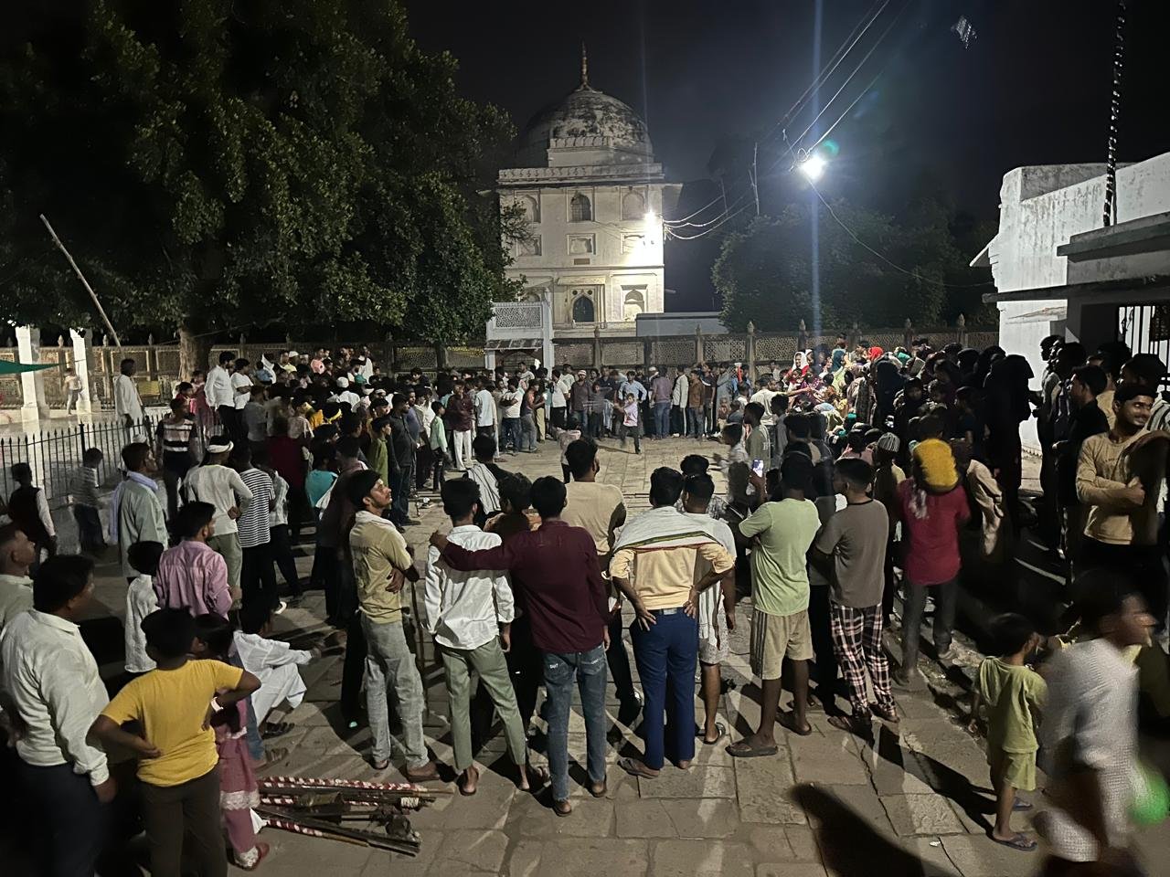 चुनार दरगाह में मुहर्रम के तीजे पर उमड़ा जनसैलाब, ‘या अली-या हुसैन’ के नारों से गूंजा परिसर | New India Times