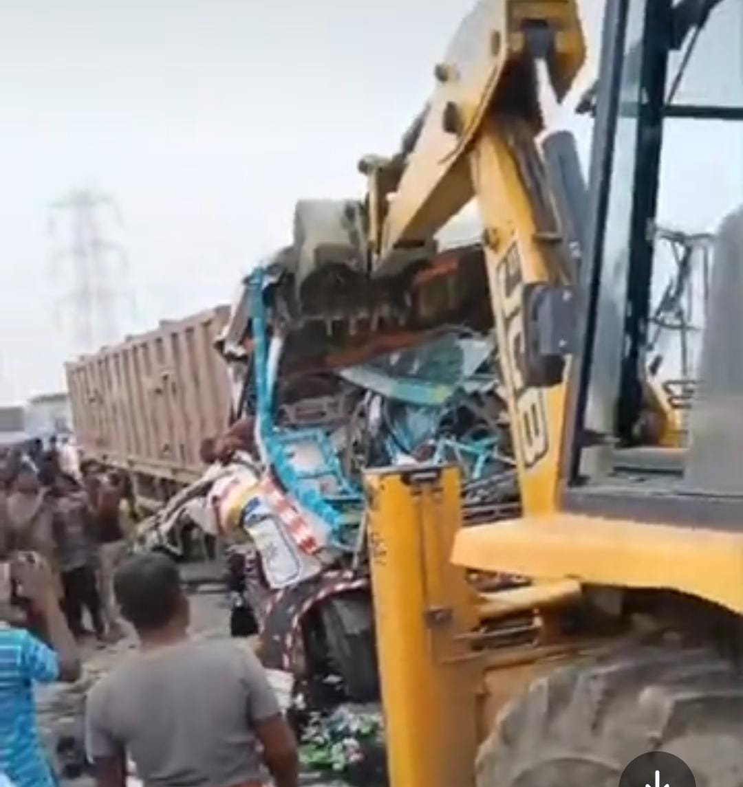 भागलपुर में न्यू फोरलेन पर आमने-सामने दो ट्रकों में हुई भीषण टक्कर, चालक की मौत | New India Times