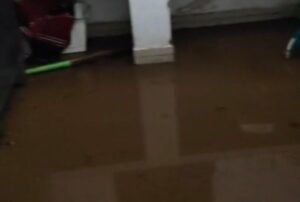 बारिश में डूबा अंबाड़ा उप स्वास्थ्य केंद्र, टीन शेड के नीचे मरीजों का इलाज करने को मजबूर स्वास्थ्यकर्मी