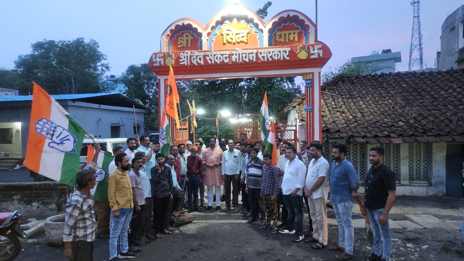 अनोखे अंदाज में कांग्रेस का विरोध-प्रदर्शन: हनुमान मंदिर में ज्ञापन अर्पित कर लगाए आरोप | New India Times