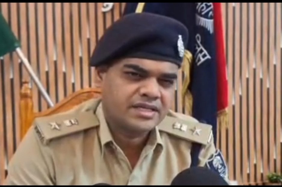 भागलपुर में पुलिस छापेमारी पर बवाल, महिलाओं से मारपीट के आरोप; मोहल्लेवासियों ने SSP से की शिकायत 1 भागलपुर में पुलिस छापेमारी पर बवाल, महिलाओं से मारपीट के आरोप; मोहल्लेवासियों ने SSP से की शिकायत | New India Times