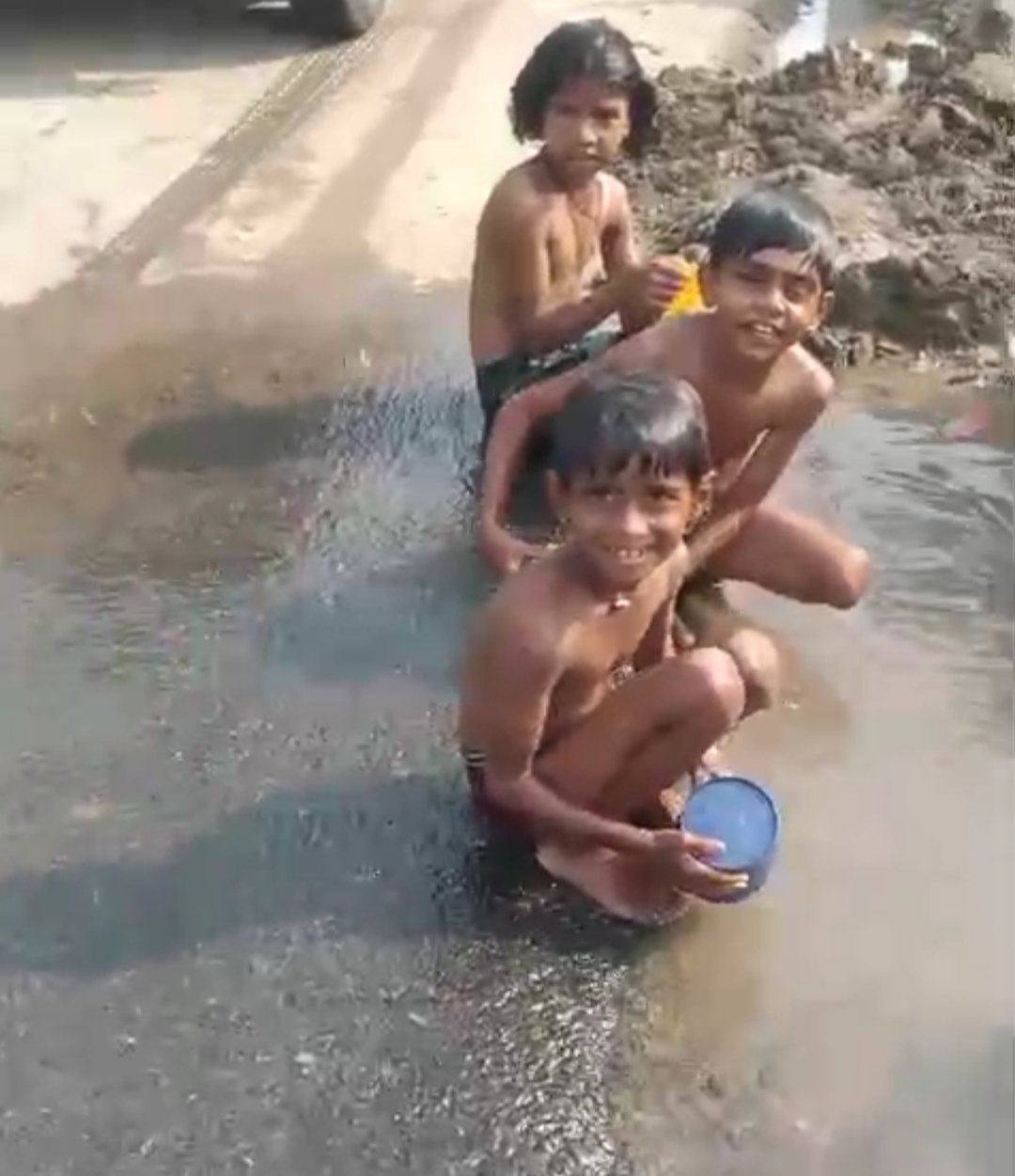 हर घर जल योजना फेल: नलों की जगह सड़क के नीचे से बह रहा पानी, हजारों लीटर रोज़ बर्बाद 1 हर घर जल योजना फेल: नलों की जगह सड़क के नीचे से बह रहा पानी, हजारों लीटर रोज़ बर्बाद | New India Times