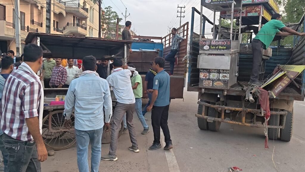 ग्वालियर में चला अतिक्रमण हटाओ अभियान, सड़कें हुईं साफ, यातायात व्यवस्था सुधारने में पुलिस की बड़ी कार्रवाई | New India Times