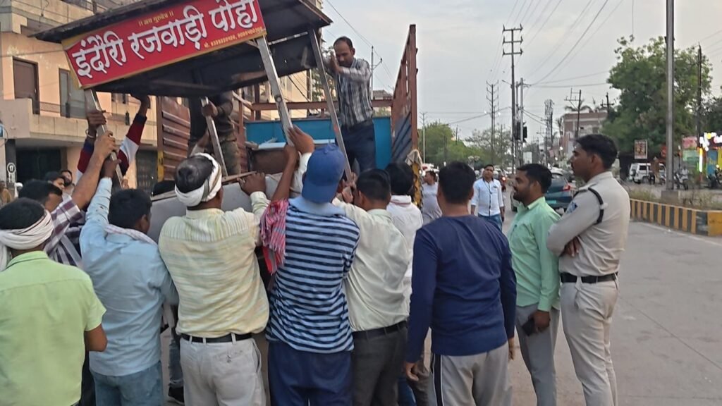 ग्वालियर में चला अतिक्रमण हटाओ अभियान, सड़कें हुईं साफ, यातायात व्यवस्था सुधारने में पुलिस की बड़ी कार्रवाई | New India Times