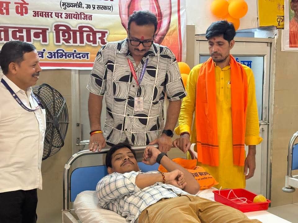 मुख्यमंत्री योगी आदित्यनाथ के जन्मदिवस पर वाराणसी में रक्तदान शिविर, युवाओं में दिखा उत्साह | New India Times