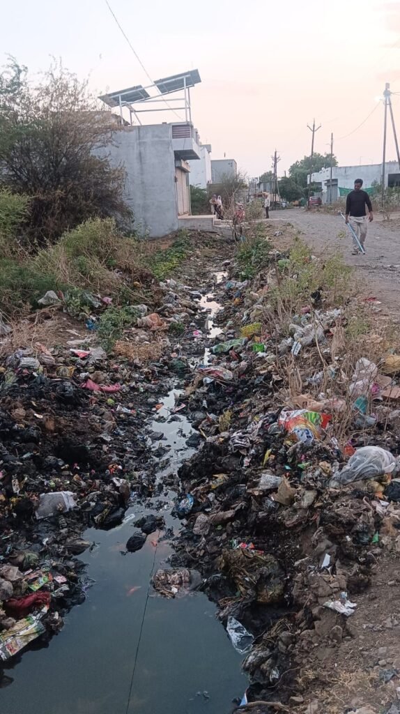 अयान कॉलोनी के नागरिकों ने खुद संभाली जिम्मेदारी: नालों की सफाई कर बरसात से पहले किया जलनिकासी का इंतजाम 2 अयान कॉलोनी के नागरिकों ने खुद संभाली जिम्मेदारी: नालों की सफाई कर बरसात से पहले किया जलनिकासी का इंतजाम | New India Times