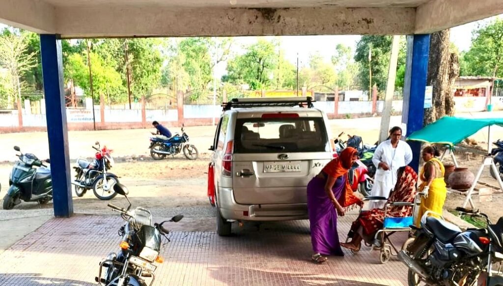 अस्पताल के बाहर महिला की डिलीवरी, 108 एम्बुलेंस की लापरवाही से उठा स्वास्थ्य व्यवस्था पर सवाल 2 अस्पताल के बाहर महिला की डिलीवरी, 108 एम्बुलेंस की लापरवाही से उठा स्वास्थ्य व्यवस्था पर सवाल | New India Times