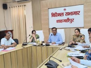 बाढ़ से निपटने की तैयारियों की डीएम ने की समीक्षा, सभी विभागों को दिए सख्त निर्देश