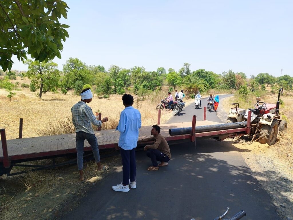 मुख्य मार्ग पर ट्रैक्टर-ट्रॉली तिरछी होने से जाम, आवागमन बाधित 2 मुख्य मार्ग पर ट्रैक्टर-ट्रॉली तिरछी होने से जाम, आवागमन बाधित | New India Times