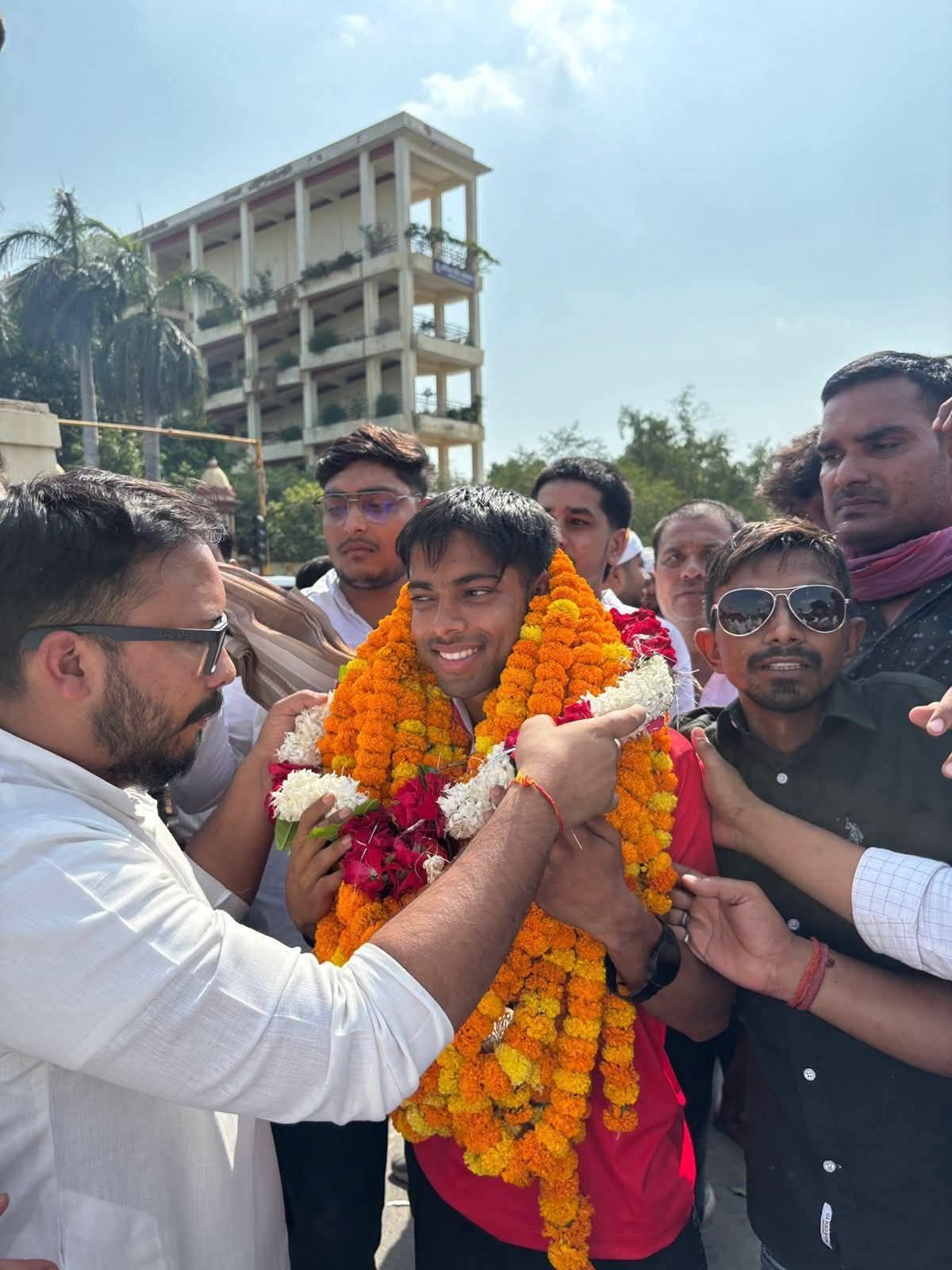 काशी के युवा हॉकी सितारे राहुल यादव का भव्य स्वागत, अंडर-18 एशिया कप में भारत को दिलाई ऐतिहासिक जीत | New India Times