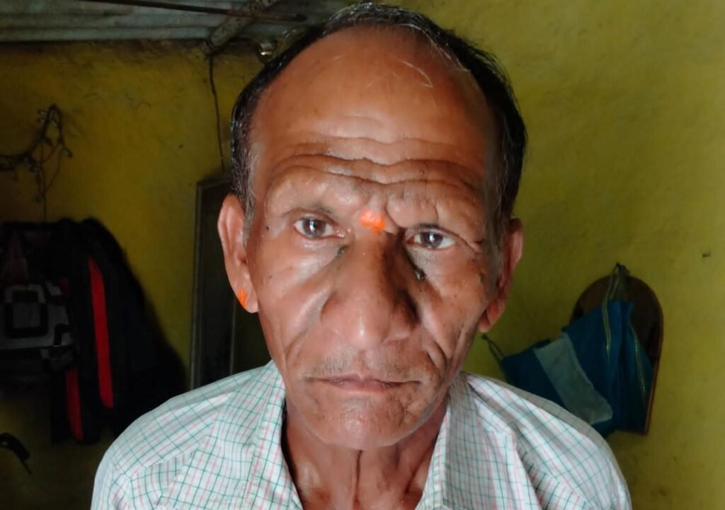 तीन महीने से अटकी वृद्धावस्था पेंशन, 84 वर्षीय बुजुर्ग कबाड़ बीनने को मजबूर 2 तीन महीने से अटकी वृद्धावस्था पेंशन, 84 वर्षीय बुजुर्ग कबाड़ बीनने को मजबूर | New India Times