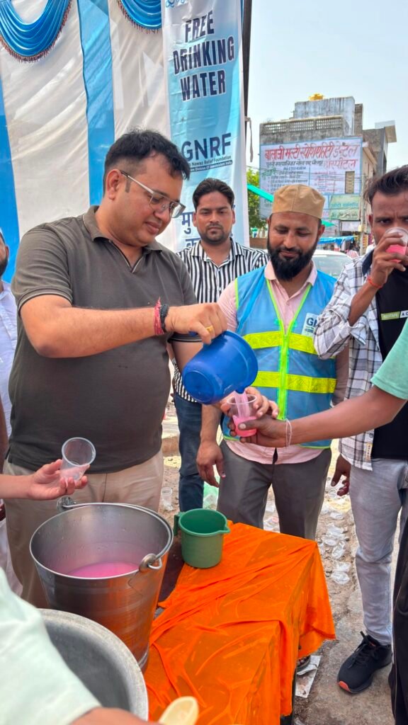 भीषण गर्मी में शरबत वितरण शिविर, सैकड़ों लोगों को मिली राहत | New India Times