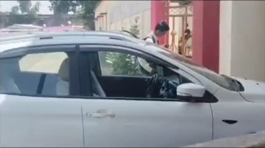 स्कूल परिसर में शराबियों का अड्डा: पार्किंग में मिली खाली बोतलें, विद्यार्थियों पर पड़ रहा बुरा असर | New India Times