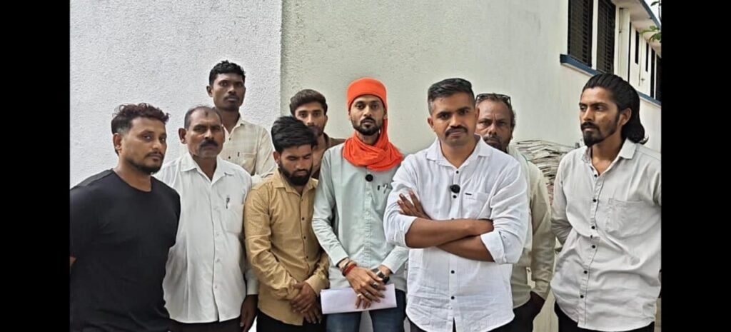 सिंघम की स्टाइल में सार्वजनिक रूप से पिटाई के आरोप में घिरे पारवा थाना प्रभारी, एसपी ने मांगा जवाब 2 सिंघम की स्टाइल में सार्वजनिक रूप से पिटाई के आरोप में घिरे पारवा थाना प्रभारी, एसपी ने मांगा जवाब | New India Times