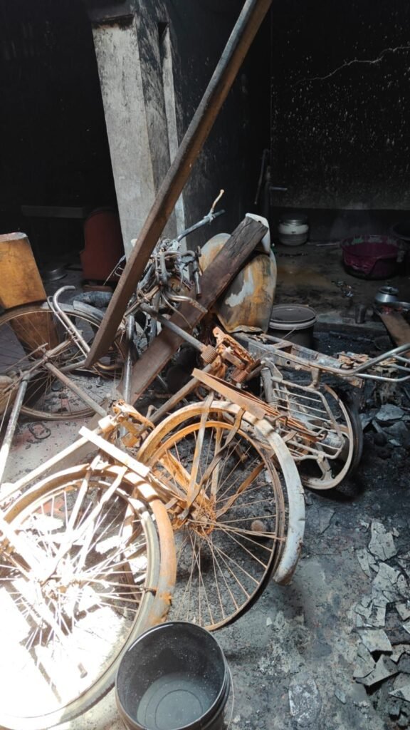 संदिग्ध आग से घर राख, लाखों का नुकसान; समाजसेवी से पीड़ित परिवार को मिली मदद, प्रशासन से मुआवजे की मांग 2 संदिग्ध आग से घर राख, लाखों का नुकसान; समाजसेवी से पीड़ित परिवार को मिली मदद, प्रशासन से मुआवजे की मांग | New India Times