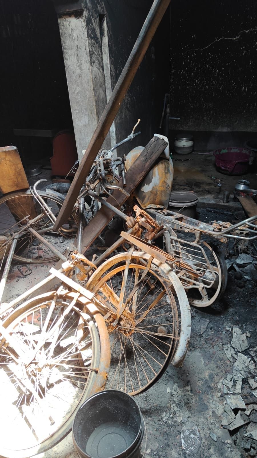 संदिग्ध आग से घर राख, लाखों का नुकसान; समाजसेवी से पीड़ित परिवार को मिली मदद, प्रशासन से मुआवजे की मांग 1 संदिग्ध आग से घर राख, लाखों का नुकसान; समाजसेवी से पीड़ित परिवार को मिली मदद, प्रशासन से मुआवजे की मांग | New India Times