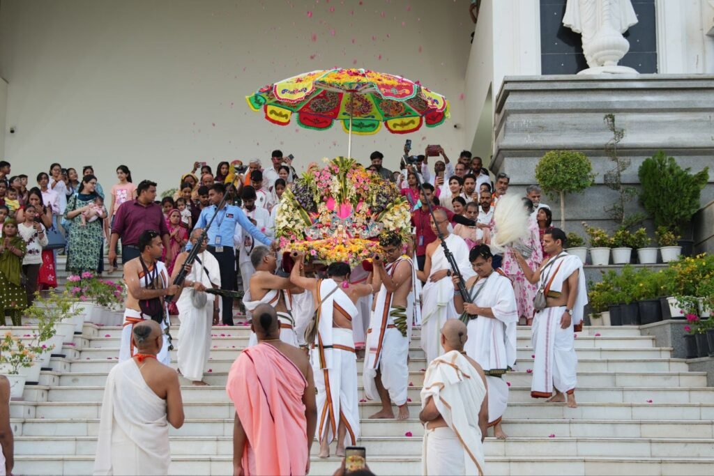 चंद्रोदय मंदिर में पानीहाटी दही-चिउड़ा महोत्सव: नौका विहार में उमड़ा श्रद्धा का सागर, पुष्प वर्षा से गूंजा भक्तिभाव | New India Times