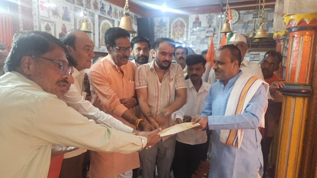 अनोखे अंदाज में कांग्रेस का विरोध-प्रदर्शन: हनुमान मंदिर में ज्ञापन अर्पित कर लगाए आरोप | New India Times