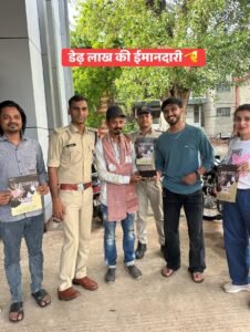 ईमानदारी की मिसाल पेश करने वाले ऑटो चालक इमरान ख़ान को एसीपी संतोष पटेल ने मेडल देकर किया सम्मानित