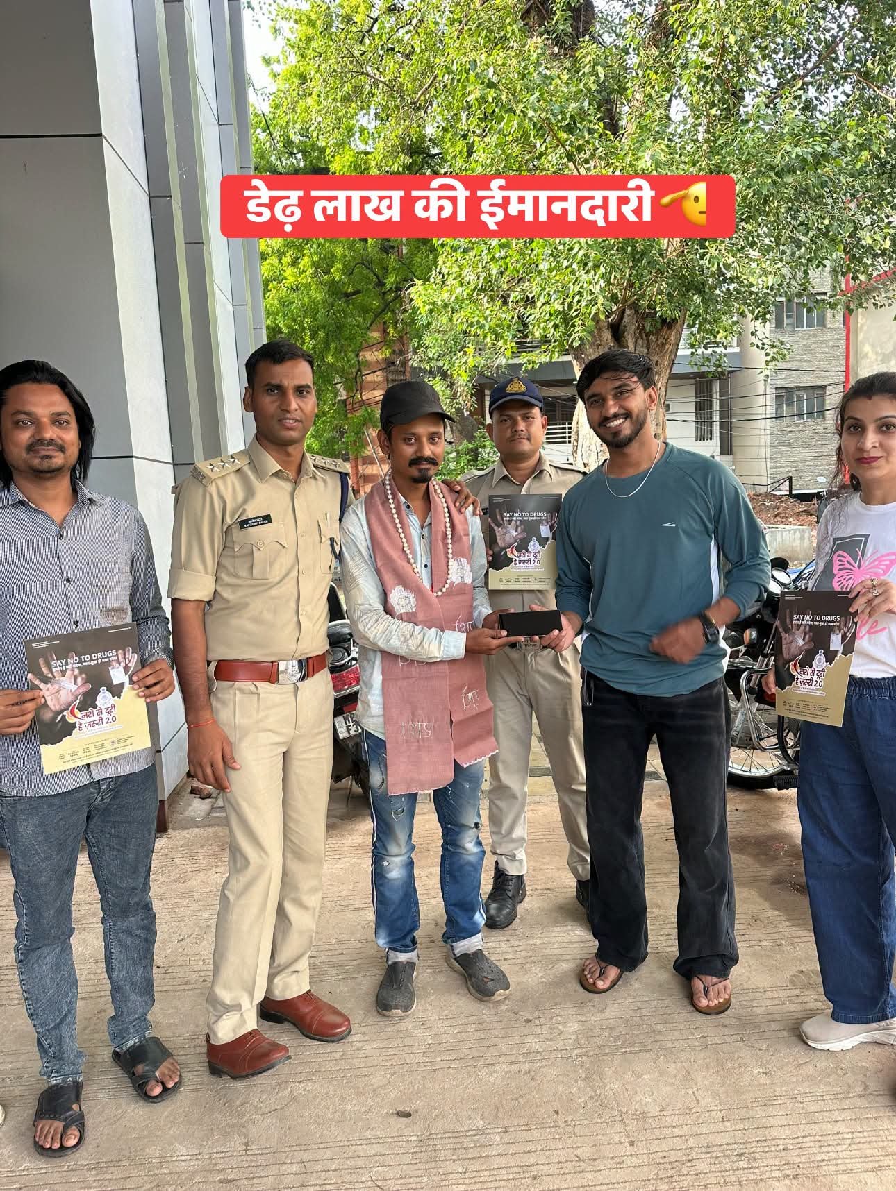 ईमानदारी की मिसाल पेश करने वाले ऑटो चालक इमरान ख़ान को एसीपी संतोष पटेल ने मेडल देकर किया सम्मानित 1 ईमानदारी की मिसाल पेश करने वाले ऑटो चालक इमरान ख़ान को एसीपी संतोष पटेल ने मेडल देकर किया सम्मानित | New India Times