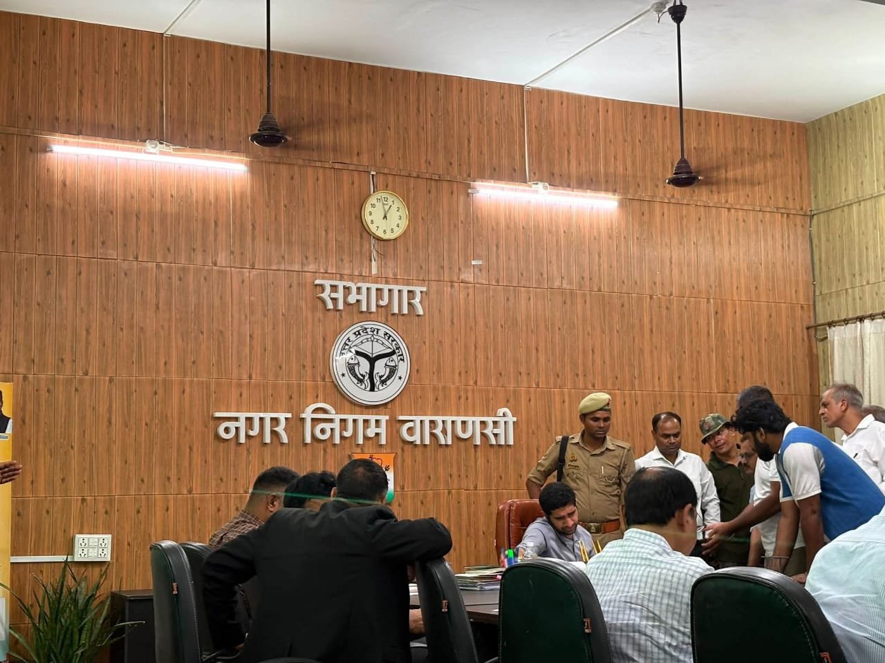 मांस-मछली दुकानों के स्थानांतरण पर बवाल, वाराणसी नगर निगम के खिलाफ विपक्ष का प्रदर्शन | New India Times