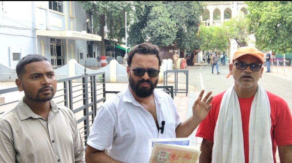 तीन वर्ष से अधिक समय से पदस्थ निगमायुक्त के तबादले की मांग, मजदूर यूनियन अध्यक्ष ने हाईकोर्ट में दायर की जनहित याचिका 2 तीन वर्ष से अधिक समय से पदस्थ निगमायुक्त के तबादले की मांग, मजदूर यूनियन अध्यक्ष ने हाईकोर्ट में दायर की जनहित याचिका | New India Times