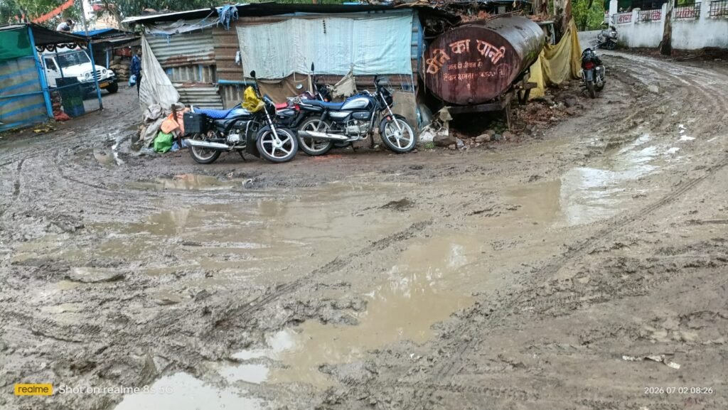थोक सब्जी मंडी में दलदल से किसान परेशान, टैक्स वसूली जारी लेकिन सुविधाओं का अभाव 2 थोक सब्जी मंडी में दलदल से किसान परेशान, टैक्स वसूली जारी लेकिन सुविधाओं का अभाव | New India Times