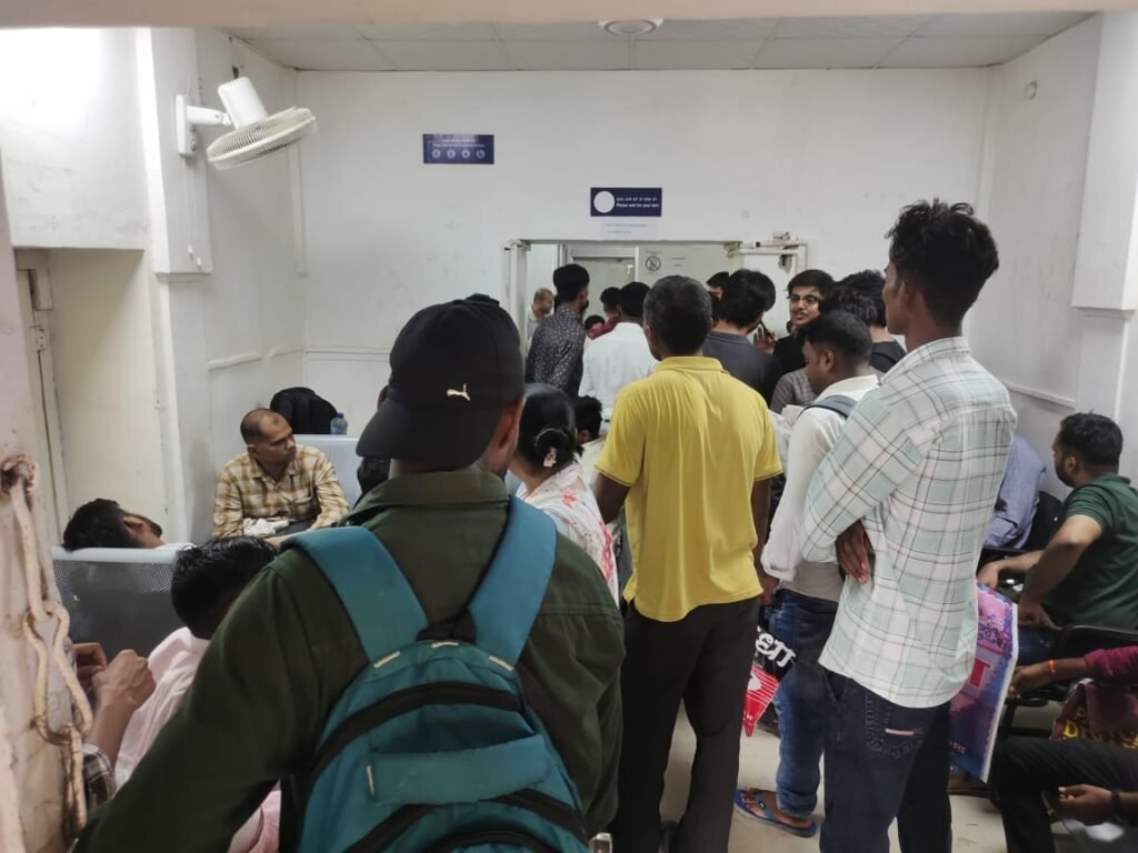 चुनार पासपोर्ट कार्यालय की लापरवाही! गोरखपुर के युवक को अपॉइंटमेंट मिलने के बावजूद बिना सत्यापन लौटाया, समय और पैसा दोनों हुए बर्बाद 2 चुनार पासपोर्ट कार्यालय की लापरवाही! गोरखपुर के युवक को अपॉइंटमेंट मिलने के बावजूद बिना सत्यापन लौटाया, समय और पैसा दोनों हुए बर्बाद | New India Times