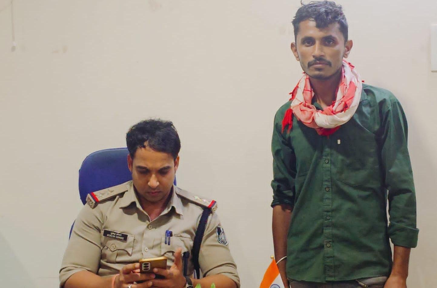 APK फाइल डाउनलोड करते ही युवक का WhatsApp हुआ हैक, एसआई मुकेश डोंगरे की तत्परता से टला साइबर फ्रॉड 1 APK फाइल डाउनलोड करते ही युवक का WhatsApp हुआ हैक, एसआई मुकेश डोंगरे की तत्परता से टला साइबर फ्रॉड | New India Times