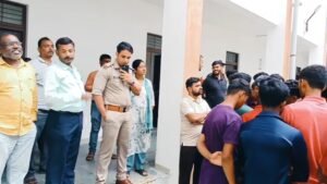 जर्जर छात्रावास से परेशान एकलव्य विद्यालय के विद्यार्थियों का हंगामा, प्रशासन ने नए भवन में शिफ्ट करने के दिए निर्देश