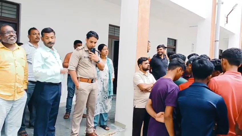 जर्जर छात्रावास से परेशान एकलव्य विद्यालय के विद्यार्थियों का हंगामा, प्रशासन ने नए भवन में शिफ्ट करने के दिए निर्देश 1 जर्जर छात्रावास से परेशान एकलव्य विद्यालय के विद्यार्थियों का हंगामा, प्रशासन ने नए भवन में शिफ्ट करने के दिए निर्देश | New India Times