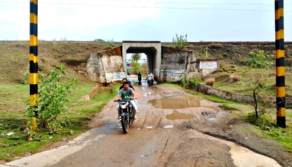 बारिश में जलभराव से दातला अंडरब्रिज बना परेशानी का कारण, पानी निकासी की व्यवस्था नहीं होने से राहगीर परेशान 2 बारिश में जलभराव से दातला अंडरब्रिज बना परेशानी का कारण, पानी निकासी की व्यवस्था नहीं होने से राहगीर परेशान | New India Times